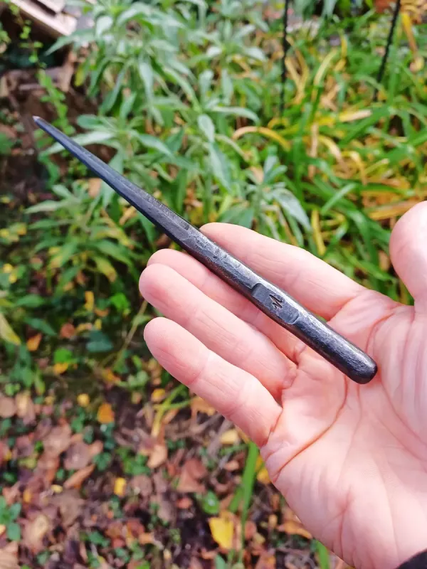 Anreißnadel im Zauberstabkostüm